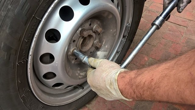 Nio av tio som byter däck på bilen är män: ”Föråldrade roller”