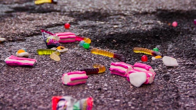 Barn pantade burkar och köpte godis – misshandlades och rånades