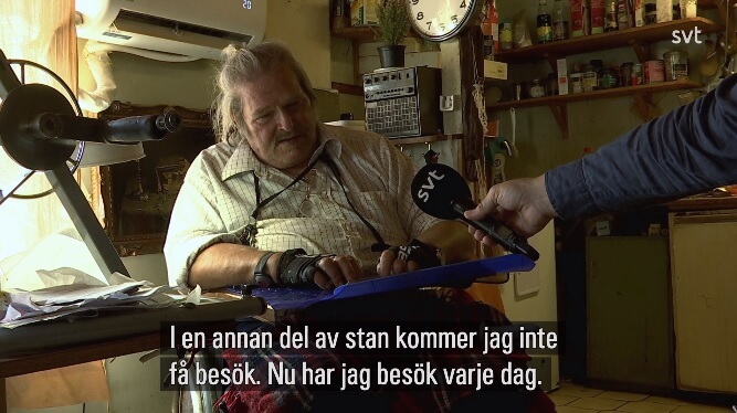 Blind 69-åring med ett ben vägras hjälp – sover i sin rullstol