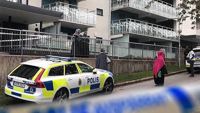 Skottdrama i internationellt ökänd Stockholmsförort – gängkriminell yngling död