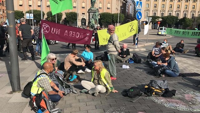 Vänsterextrema klimataktivister stoppade trafiken i centrala Stockholm