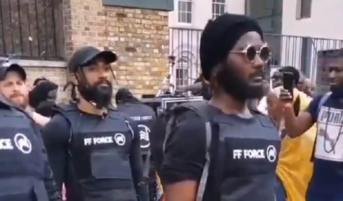 Milisgrupper kopplade till Antifa och BLM marscherar på brittiska och amerikanska gator