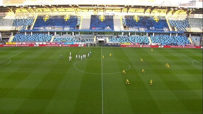 Proteststorm mot damlandslagets knäböjande: ”Pinsamt”