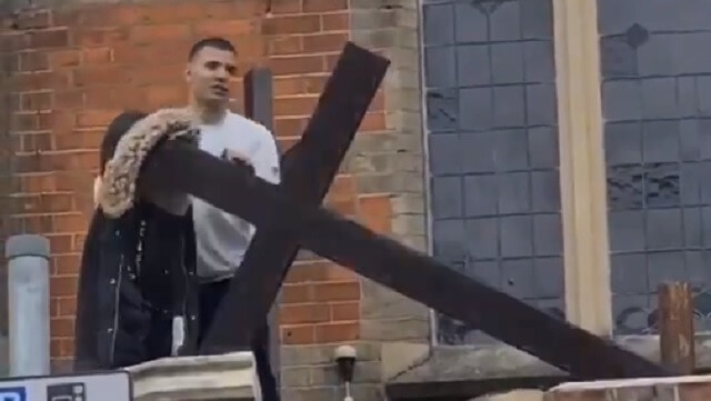 Video: Man försöker slita ned kors från kyrka