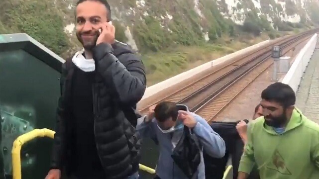 Här tar sig illegala migranter och deras smugglare in i Storbritannien med ett hånleende