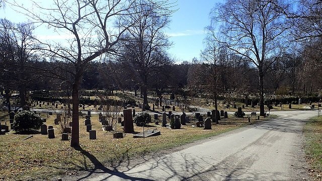 Avklädda pojkar hittades på kyrkogård – hade blivit torterade