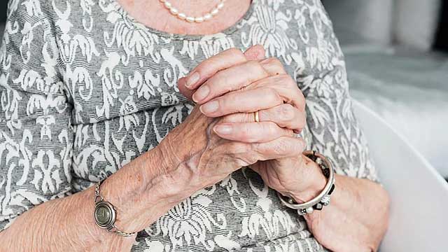 M och KD röstade med V och Fi – anser inte att omsorgspersonal behöver kunna svenska