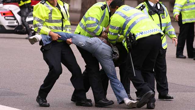 SD-förslag för ökad trygghet på gator och torg: Snabbutbilda poliser för yttre tjänst