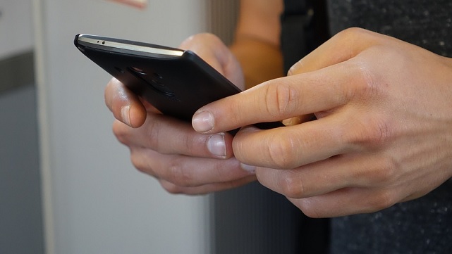 Lingvister: Unga vägrar använda punkt – anses för aggressivt