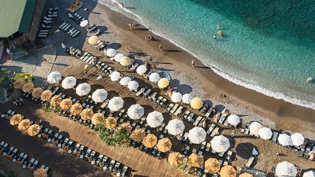 Fransk debatt om toplessolande efter att poliser bett kvinnor skyla sig