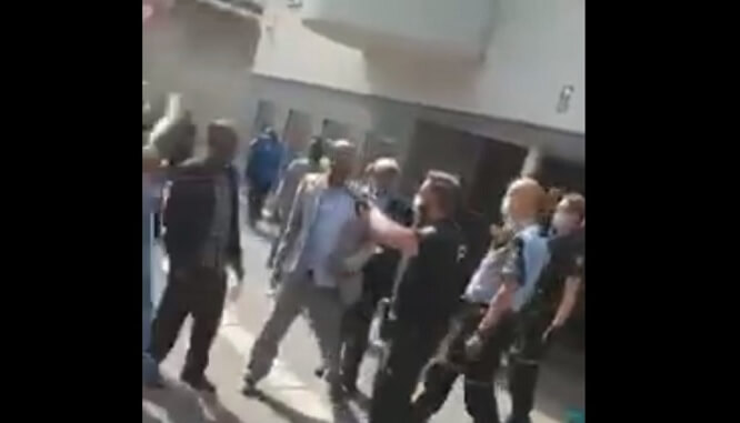 VIDEO: Tumult i moské när männen vägrade låta kvinnor delta i omröstning