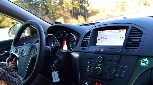 Svarta trafikskolor riktar in sig på migranter – hotar konkurrenter