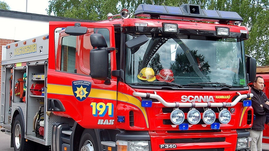 Storbrand i flerfamiljshus efter misstänkt bombdåd