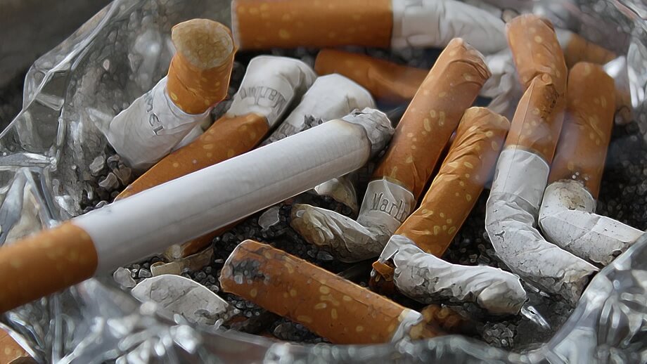 Åtalas för DNA-testade fimpar kastade på grannens uteplats