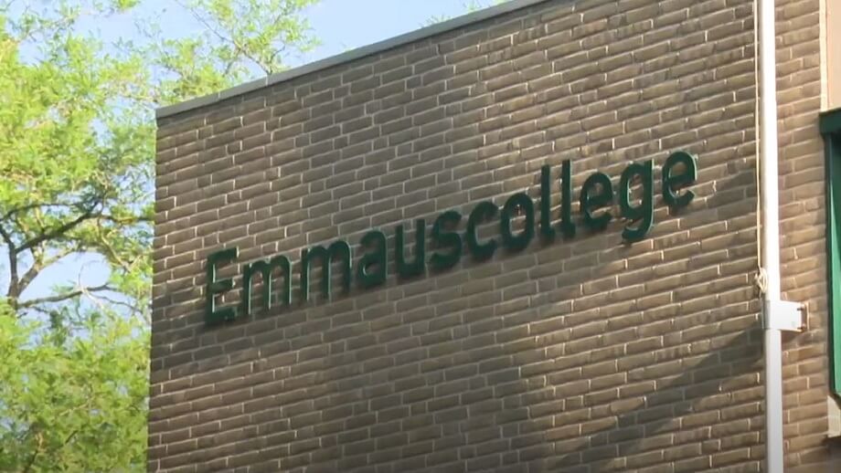 Tecknat hån mot terrorister blasfemi enligt elever – lärare tvungen fly till gömställe