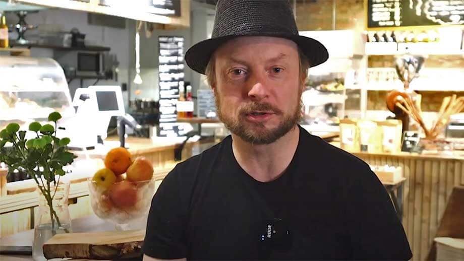 Coronakrisande caféägare ger alla sparken – utom nyanlända migranter