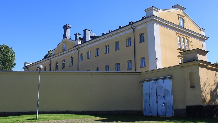 Kriminalvården löser platsbristen med baracker