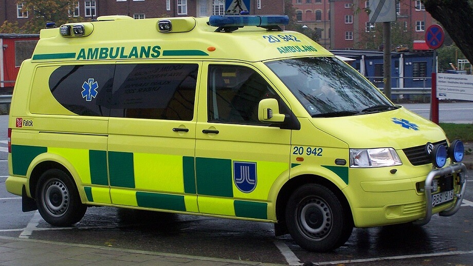 Ambulanspersonal förgiftades i lägenhet – började kräkas