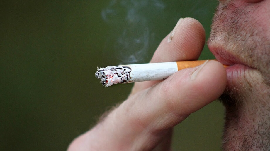 Man i 80-årsåldern vräks efter att ha rökt på balkongen