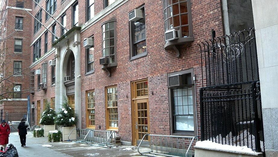 Föräldrar i uppror mot skola som lanserar antirasistiskt manifest