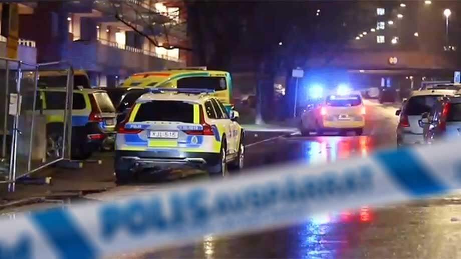 Tre personer skjutna i Stockholmsförort – en död