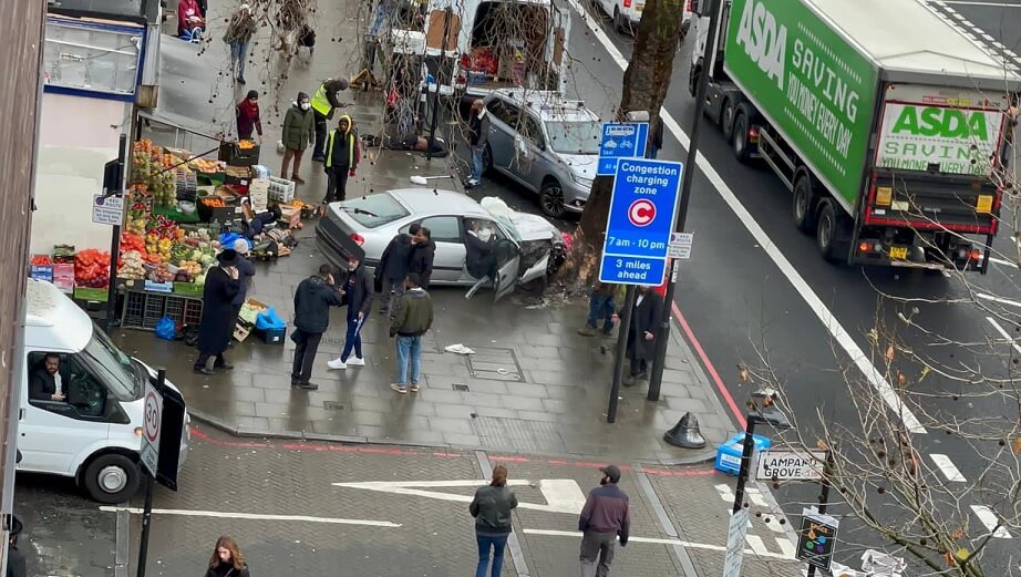 Bil kördes in i folkmassa på trottoar i London