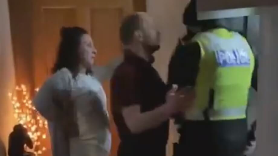 Tumult när polis kontrollerar tips om för många personer i hushåll