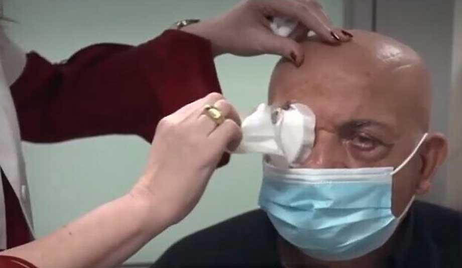 Blind får tillbaka synen med syntetisk hornhinna