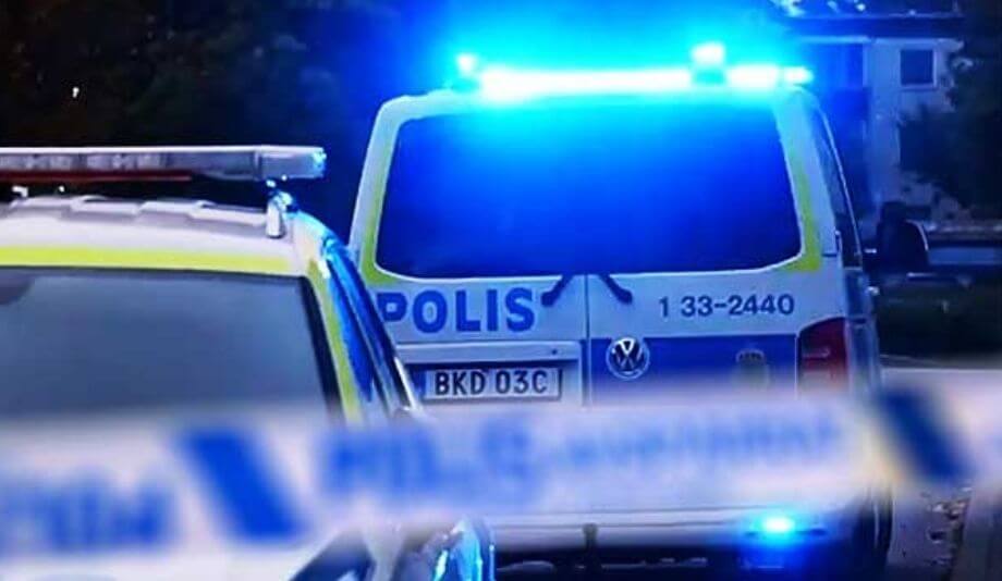 Två män beskjutna vid tunnelbanestation i Stockholmsförort