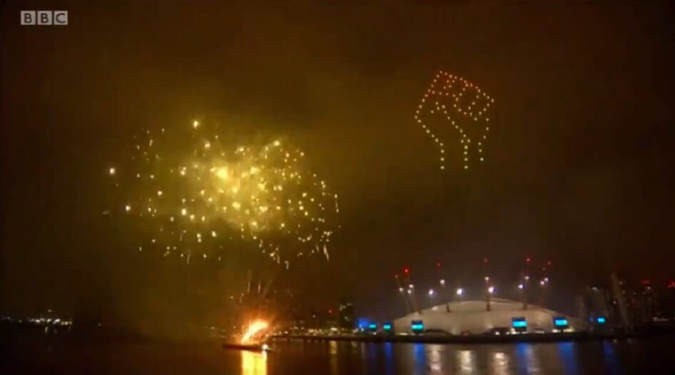 Londons himmel lystes upp med Black Lives Matter-symbol på nyårsafton