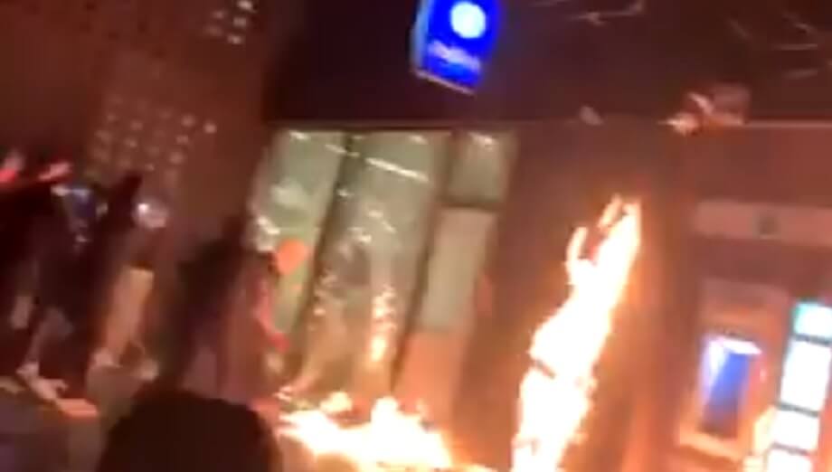 Våldsamma upplopp i Bryssel – polisstation satt i brand