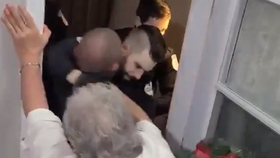 Här stormar polisen in hos nyårsfirande familj