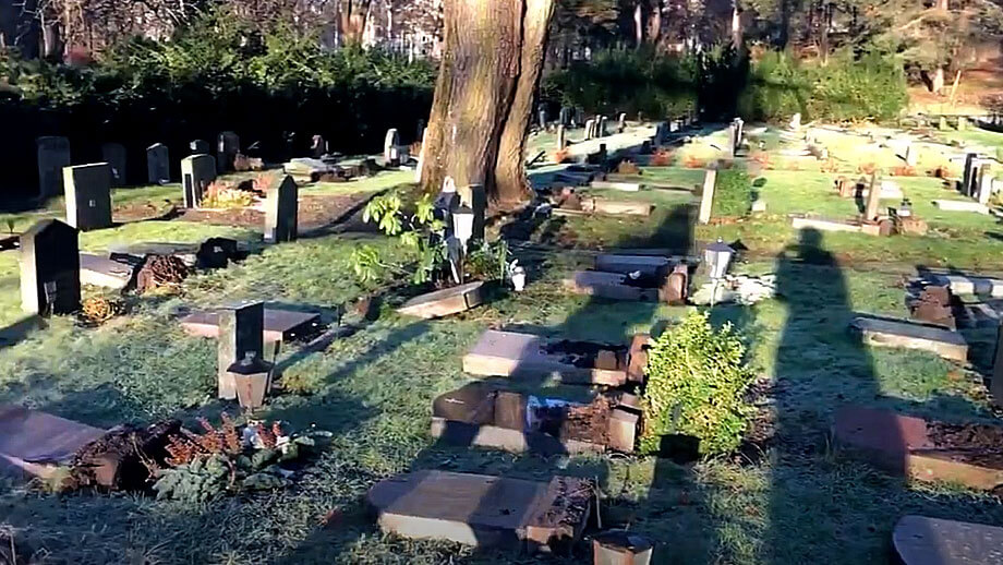 Gravstenar välts för tredje gången – trots ökad bevakning