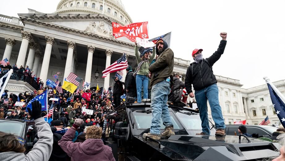 Kaotiskt i Washington – demonstranter har stormat Kapitolium