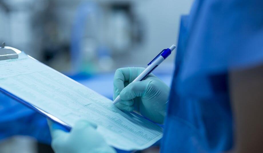 Sjukvården går på knäna – nu skjuts även brådskande operationer upp