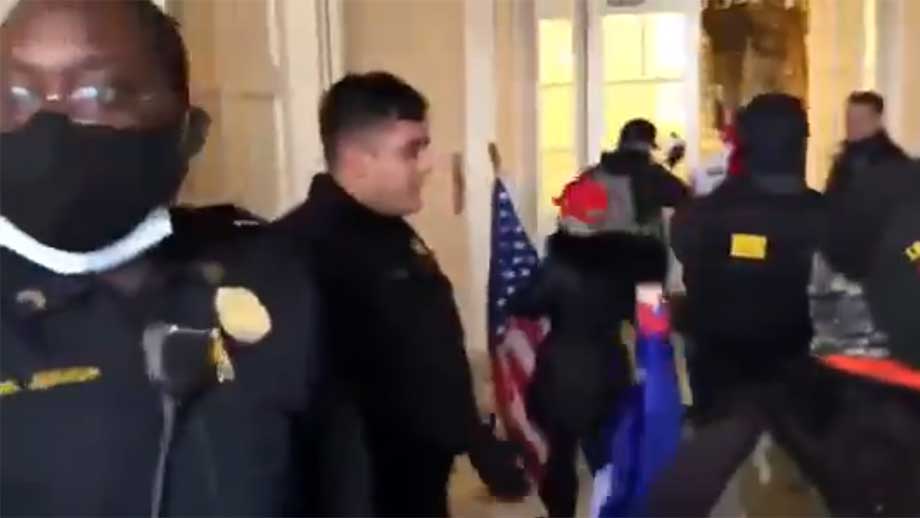 VIDEO: Här släpper polisen in i demonstranterna i parlamentet