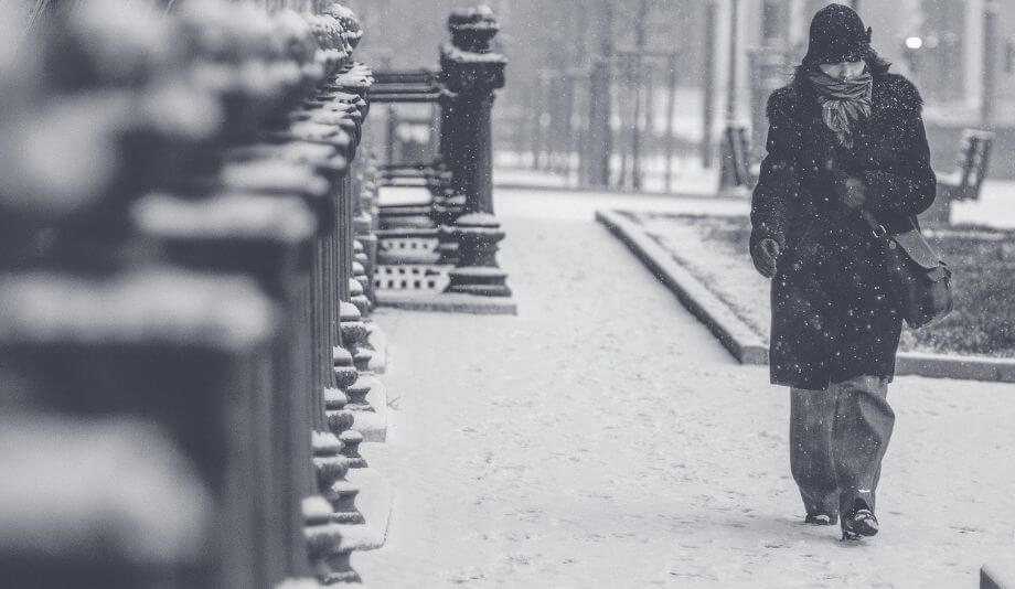 Feministisk snöröjning beskrevs som ”komplett vansinne” – fortfarande farligt att gå på Stockholms trottoarer