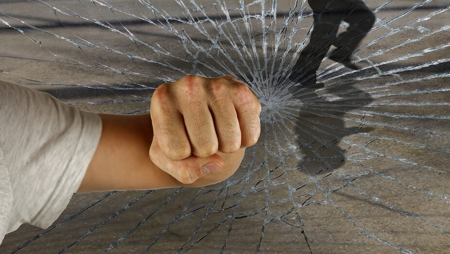 Våldsutsatta socialsekreterare vill omfattas av blåljuslagen