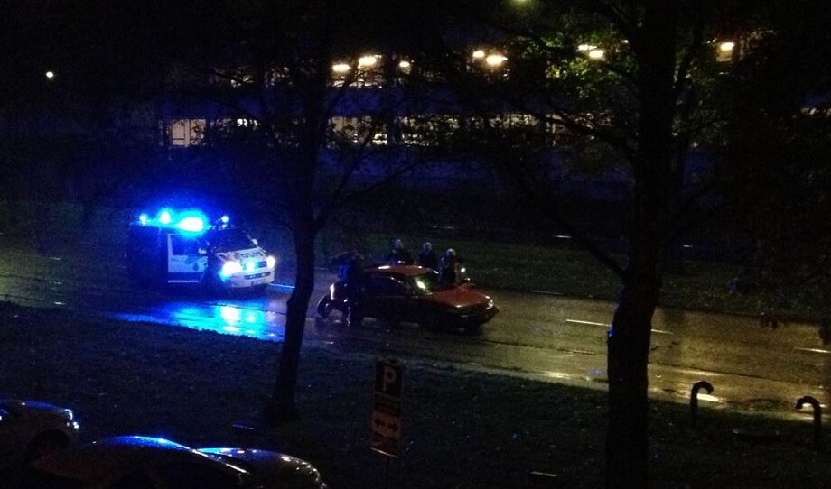 Hotfull mobb angrep polisen efter p-bot i Rinkeby