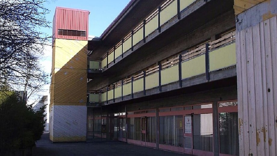 Kvinna hittad död i lägenhet – två anhållna