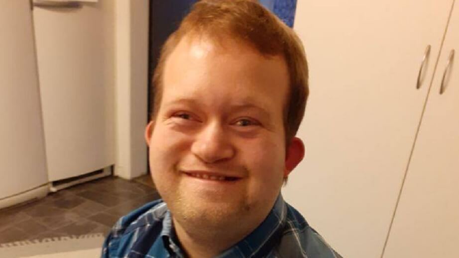 Dövblind tvingas flytta – kommunen struntar i domstolens beslut