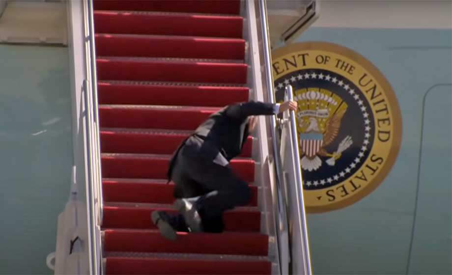 VIDEO: Här stapplar Biden fram på väg till flygplanet – faller handlöst på trappan