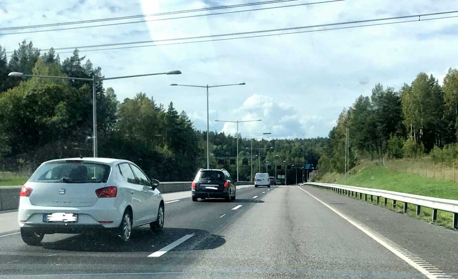 Håll höger – Man åtalas för mittfilskörning