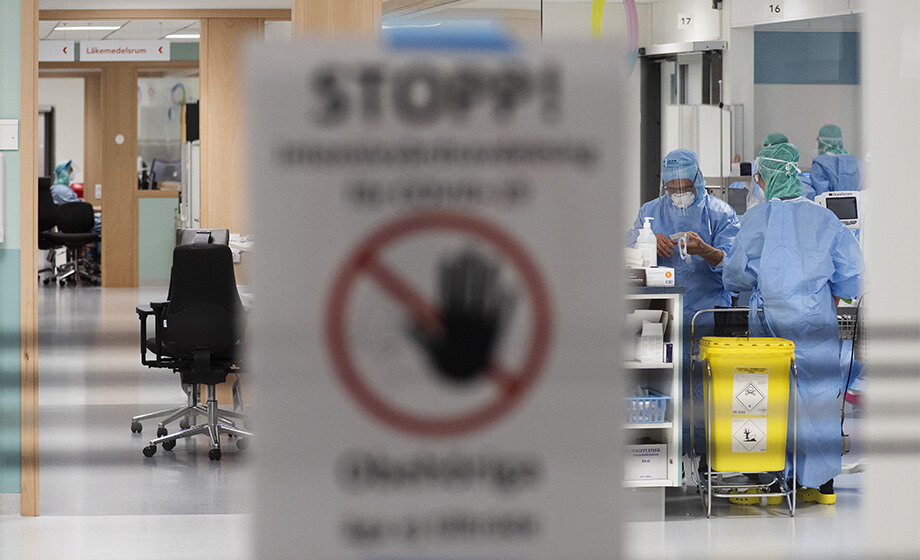 Chefer på Karolinska som gick före i vaccinationskön tillbaka i tjänst