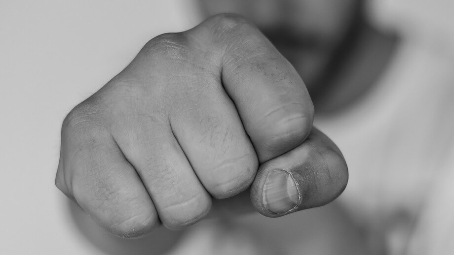 Misshandlad man i rullstol avliden