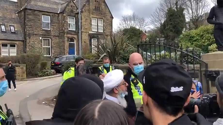 Lärare stängs av efter att ha visat Muhammedteckningar