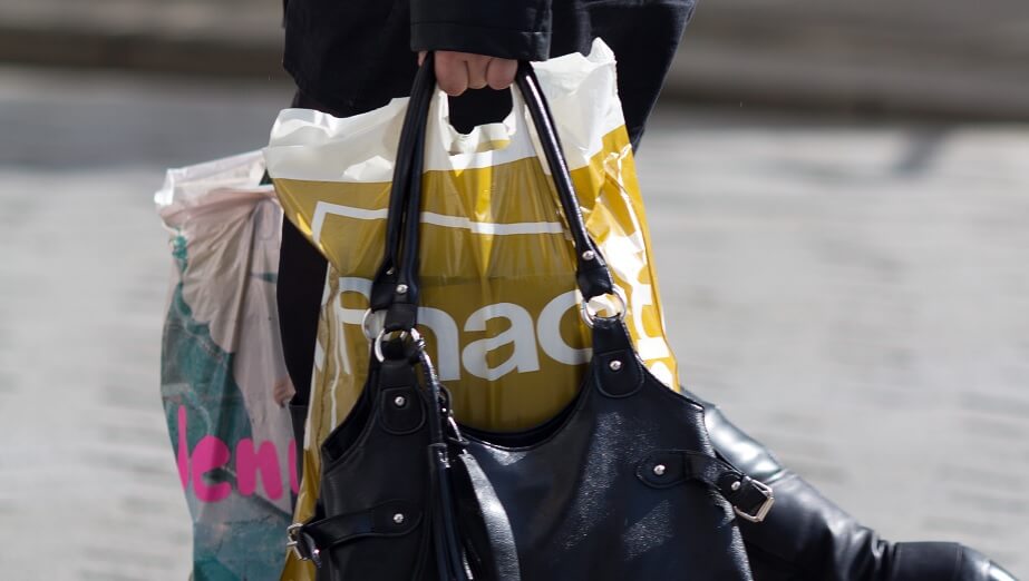 Företagare utmanar regeringens plastpåseskatt