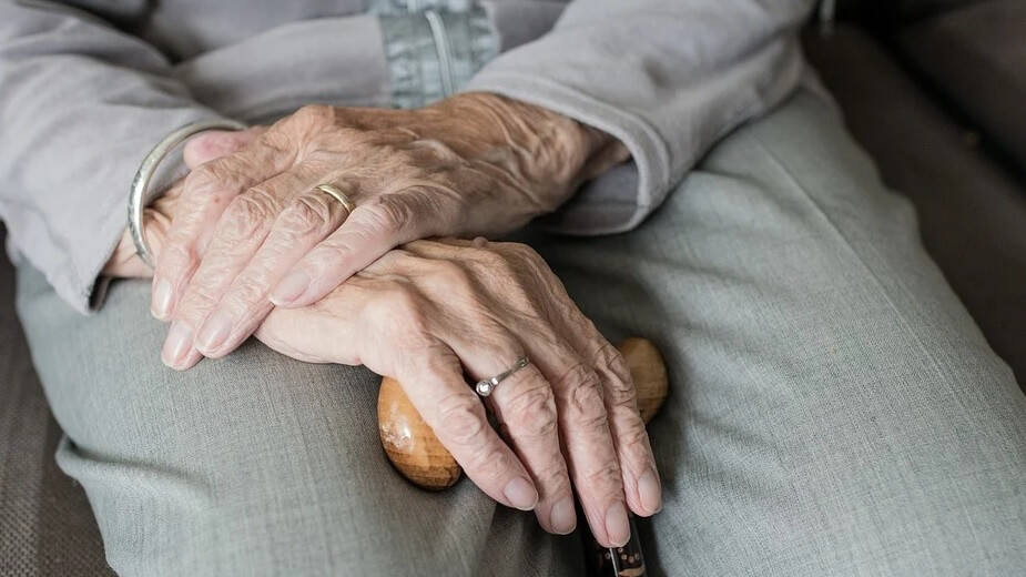 Hemtjänsten hinner inte städa – äldre tvingas bo i smuts