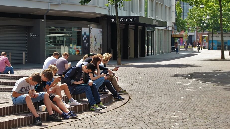 Skola tvingar pojkar att be om ursäkt för ’våldtäkter begångna av sitt kön’