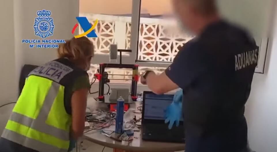 VIDEO: Här skriver liga ut vapen i 3D-skrivare i hemlig fabrik